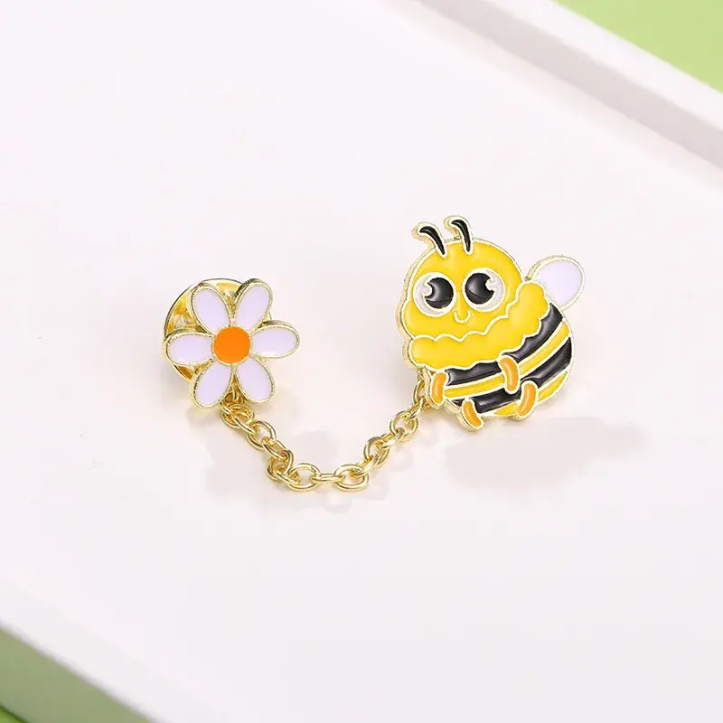Daisy with Bee Double pin