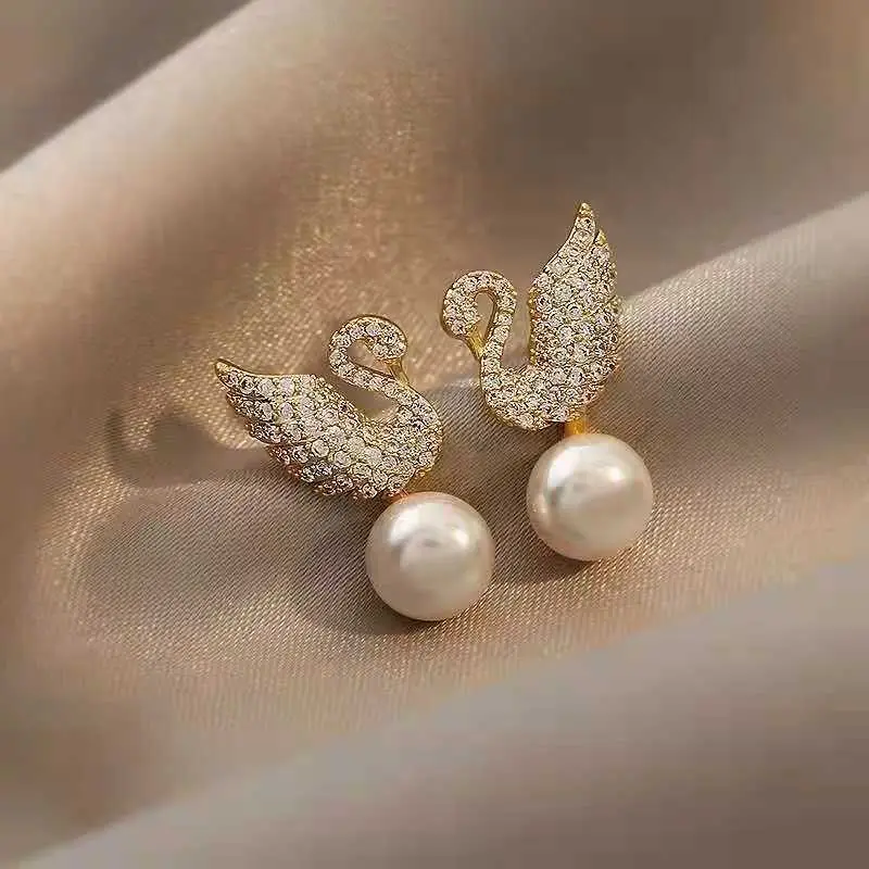 Swan Pearl Stud 