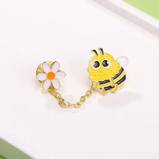 Daisy with Bee Double pin